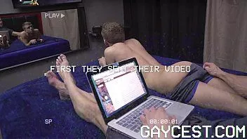 play Gaycest - 爸爸在男孩的第一次肛门中射出男孩的樱桃无套