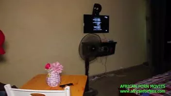Riproduci Una serata tra tre amici etero che hanno finito per fare una scopata a tre per la prima volta nella loro esperienza gay con corpi belli, sexy e muscolosi. impero crudo africano