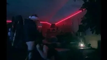 播放 青少年的喉咙被巨大的公鸡和意外的体内射精性交