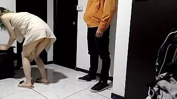 Abspielen Frisch gebadet empfange ich den Lieferboten und ich empfange ihn in Höschen, damit er mich ficken kann, wir machen die 69 im Stehen!!!