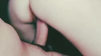 Riproduci La piccola giovane donna magra adora le cose violente