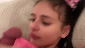 تشغيل استلقيت الأخت لتستريح وقد قمت بالفعل بوضع قضيبي في مؤخرتها الصغيرة