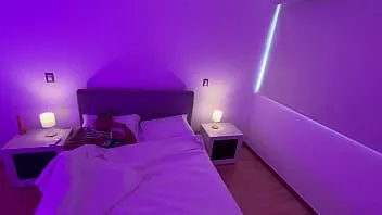 Reproduzir Madrasta divide a cama e faz sexo anal - nos bastidores