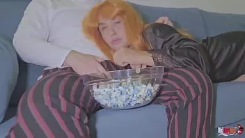 play La matrigna inizia a succhiarmi il cazzo mentre guarda un film e si siede sopra, io scopo e le sborro nella figa
