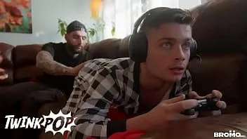 Afspelen Knappe Tony d'Angelo vult Ryan Bailey's strakke kont met zijn enorme romige lading - twinkpop