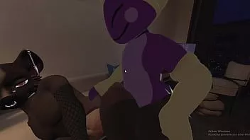 Afspelen Plushy stopt een nestje in zijn hyenavriendje