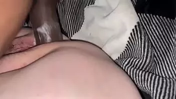 播放 小小的少女让她的阴户充满了英国广播公司的精液