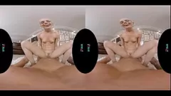 播放 瘦瘦的金发女郎Sidra Sage在激烈的VR硬核中出