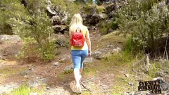 Oynat Kıvrımlı Turistin Sulu Büyük Kıçını Açık Havada Dağınık Bir Creampie Alır