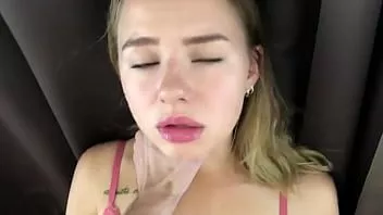 Reproducir Adolescente tiene un orgasmo intenso con creampie de esperma espeso