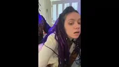 Reproducir El hombre enmascarado domina a una nena latina tatuada en el encuentro de la cocina áspera