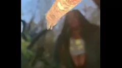 播放 黑色女巫用她的猫在树林里施放奶油饼咒语