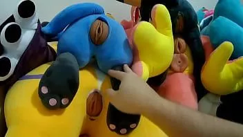 Riproduci Scopando e sborrando in 6 fighe di peluche