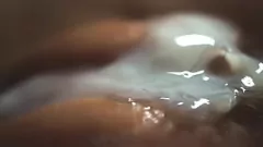 Afspelen Hete close -up cumshot op harig poesje