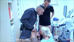 Riproduci Un subdolo trio in clinica: infermiera tedesca ingannata nel divertimento hardcore con due ragazzi