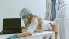 再生 看護師は彼女の欲望に抵抗できず、医師に机の上で彼女を激しくファックさせ、中出しとマンコ舐めを含ませました!