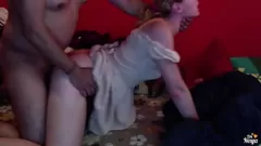 Reproducir Ver a mi inocente hijastra rubia ser follada a lo perrito y recibir creampie mientras descansa