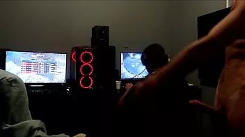 Reproducir A mi novio cornudo le gustan más los juegos que mi coño, así que me follé a mi amigo (me corrieron el culo)