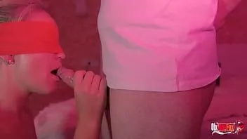 Reproducir Caliente rubia milf fumando mientras chupa y recibe semen en la boca