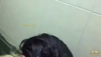 Riproduci Rompo il culo a mia sorella in bagno dopo aver detto di no.