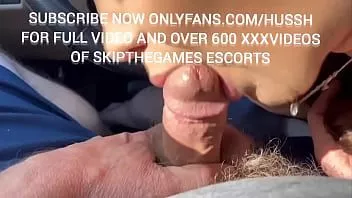 Afspelen Blue eyed bombshell slikt pik dan slikt cum